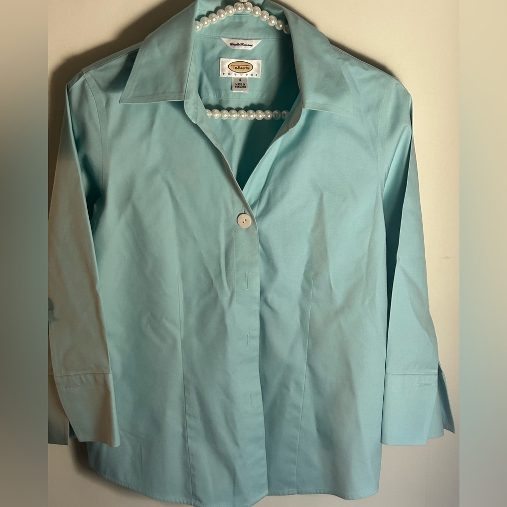 Talbots top
Women's Size 4
Mint Green
